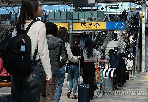 '입석 표라도 구하자'…전국 버스터미널·기차역 '북새통'