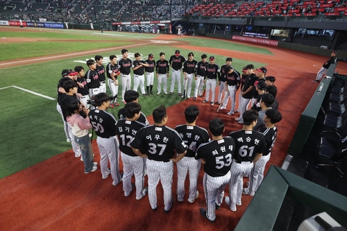 경기에 앞서서 결의를 다지는 LG 선수단