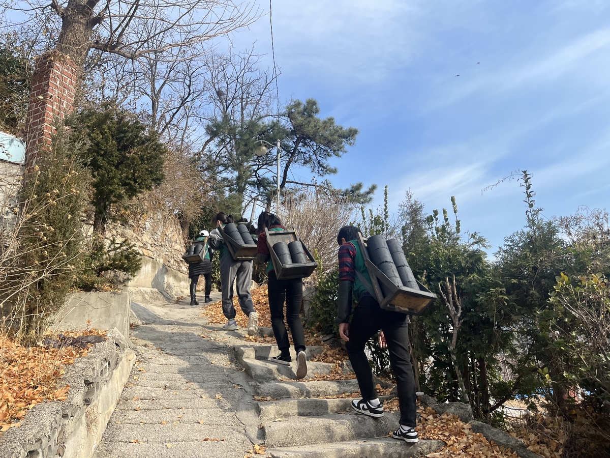 연탄 나르는 자원봉사자들