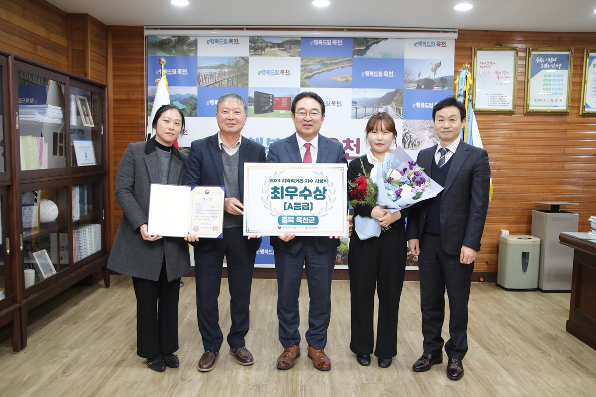 평가에서 A등급을 받은 뒤 직원들과 기념사진을 촬영하는 황규철 옥천군수(가운데).