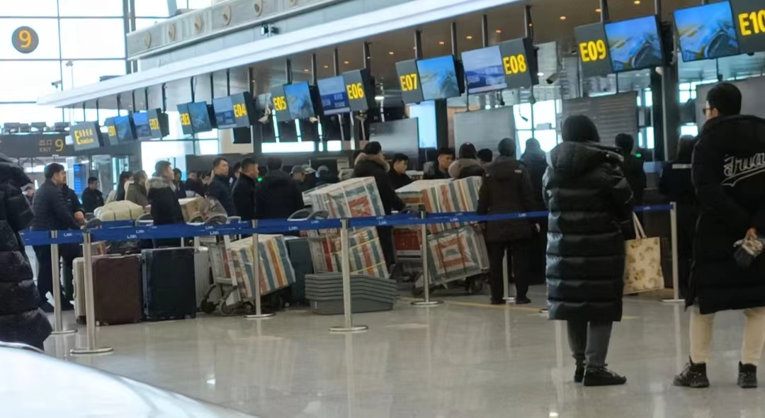 中선양 공항에서 탑승 수속 밟는 북한인들