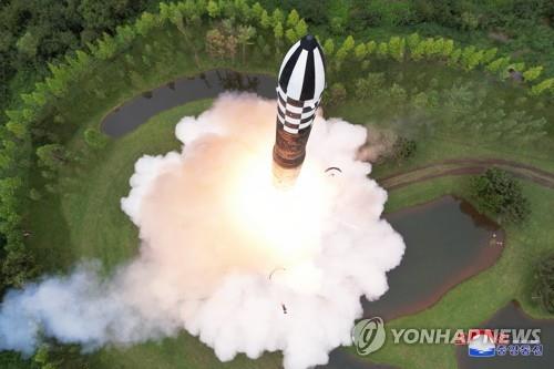 북한 '화성-18형' 발사 장면