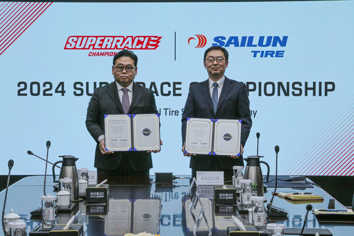 슈퍼레이스 김동빈 대표(왼쪽)와 사일룬 타이어 왕쥬상 부사장의 스폰서십 체결식.