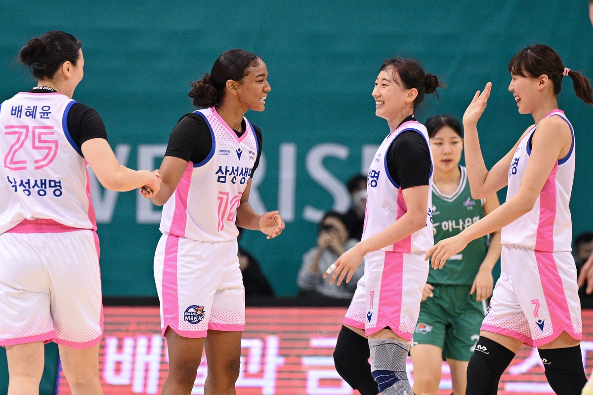 Samsung Life Insurance players including Bae Hye-yoon (from left) and Kiana Smith