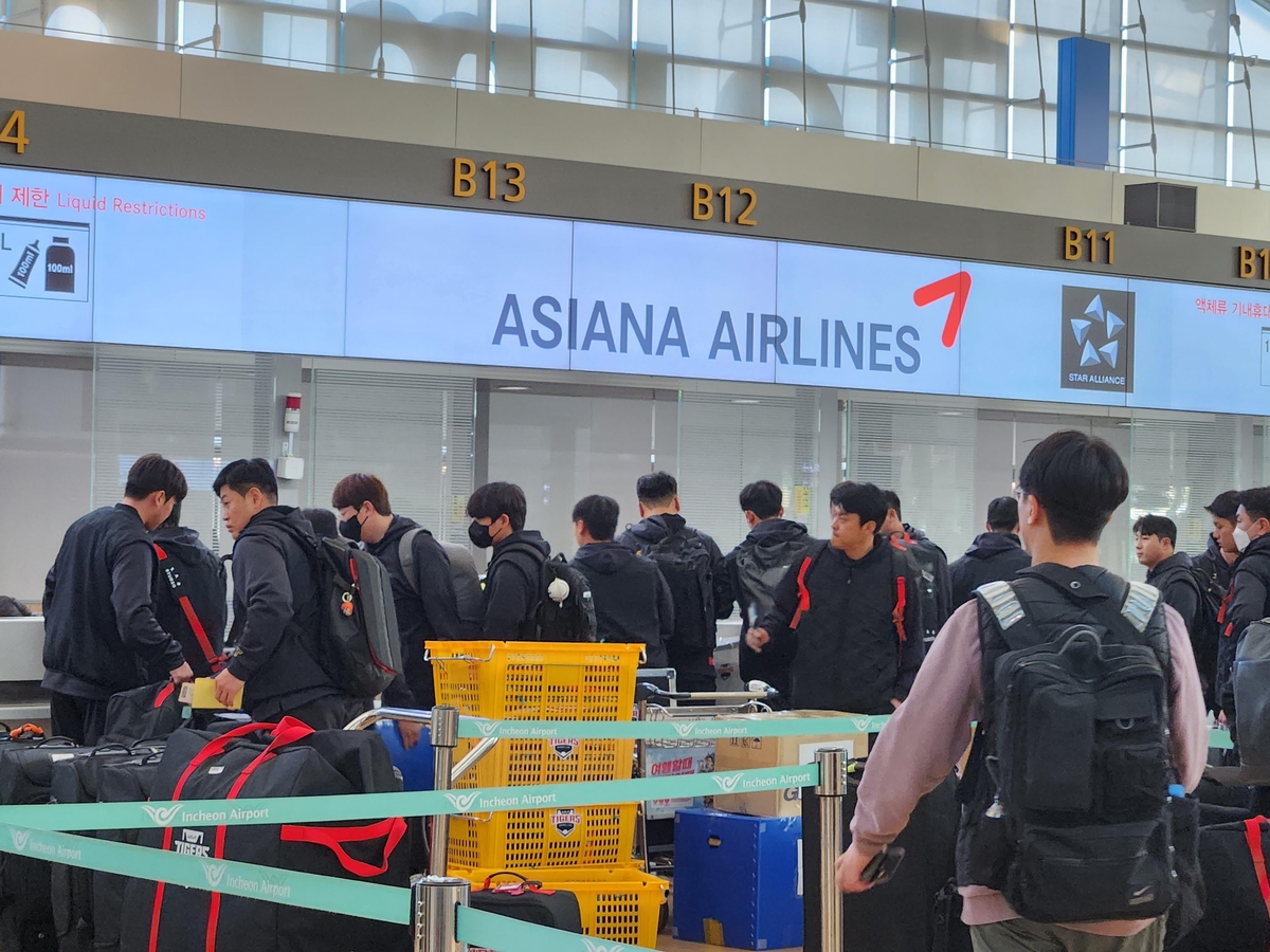 출국 수속을 하는 KIA 선수들