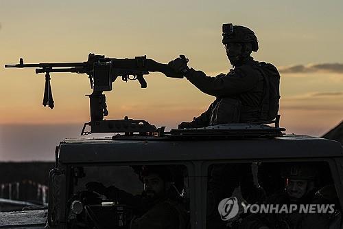 가자지구와의 국경 근처의 이스라엘 군인