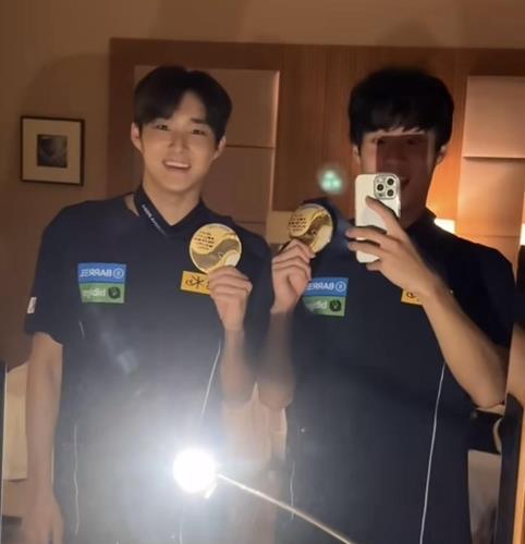 황선우(오른쪽)와 김우민의 '802호 금메달 세리머니'