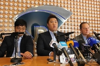 MLB 다저스 입단을 앞두고 기자회견하는 류현진