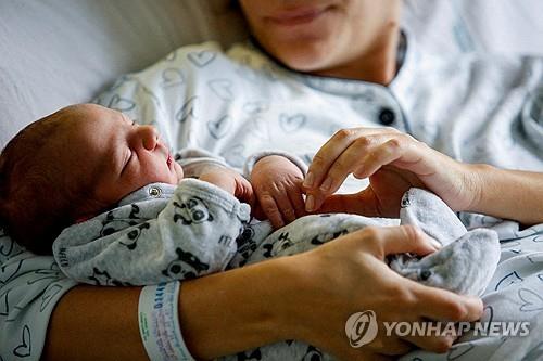 엄마 품에 안긴 이탈리아의 한 신생아 모습