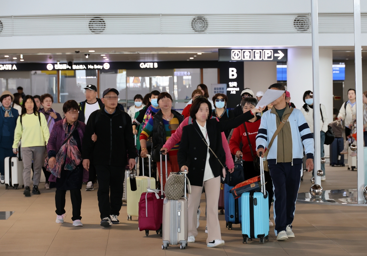 다시 찾아온 중국인 단체관광객…인천항 국제터미널 북적