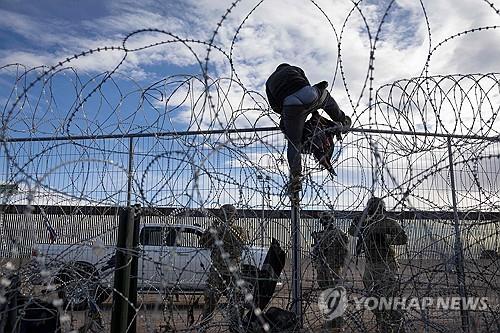 미 텍사스 국경을 넘고 있는 중남미 이민자 [AFP 연합뉴스 자료사진. 재판매 및 DB 금지]