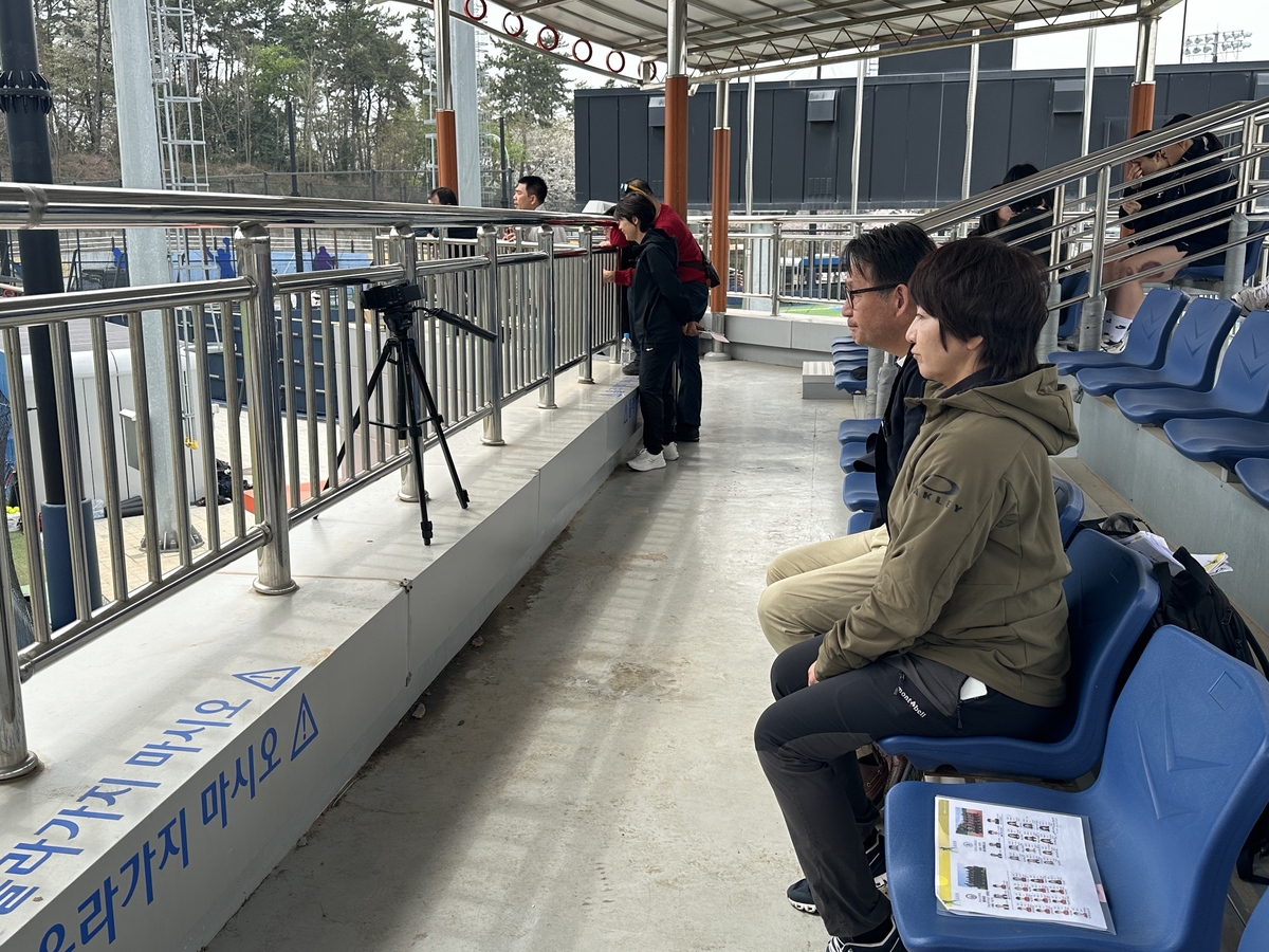 전국종별소프트볼대회 경기를 지켜보는 구몬 감독과 후지모토(오른쪽) 코치