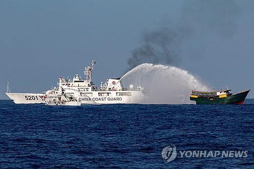 지난달 4일(현지시간) 남중국해 군도 세컨드 토머스 암초(중국명 런아이자오·필리핀명 아융인) 인근 해상에서 중국 해안경비대 선박이 필리핀 해군 보급선에 물대포 공격을 가하고 있다. 2024.4.6 [로이터 연합뉴스 자료사진. 재판매 및 DB 금지]