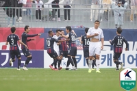이용의 동점골 축하하는 동료들