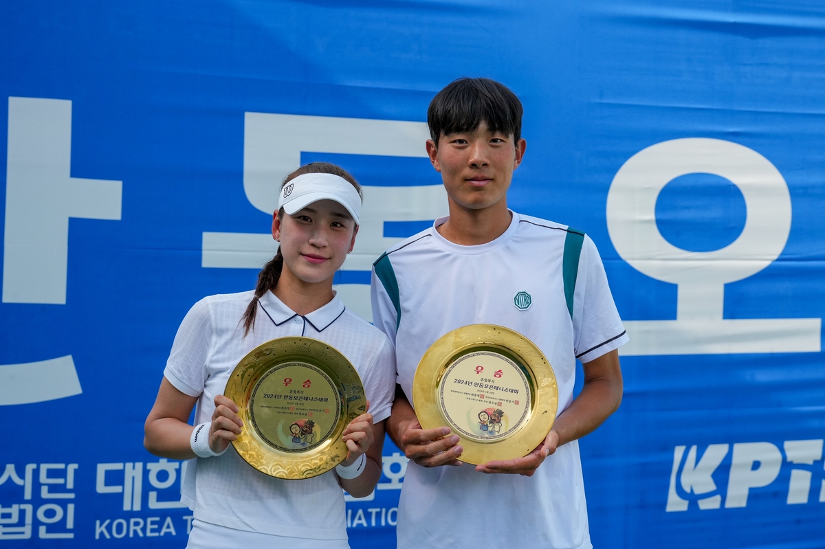 혼합복식 우승 김채리(왼쪽)와 안석.