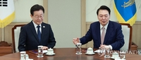 [속보] 尹 "민생협의 여야정협의체 필요", 李 "국회 활용하면 돼"