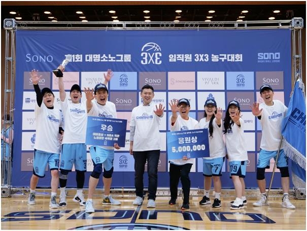 우승팀 뉴시즌과 서준혁 회장(왼쪽에서 네번째)