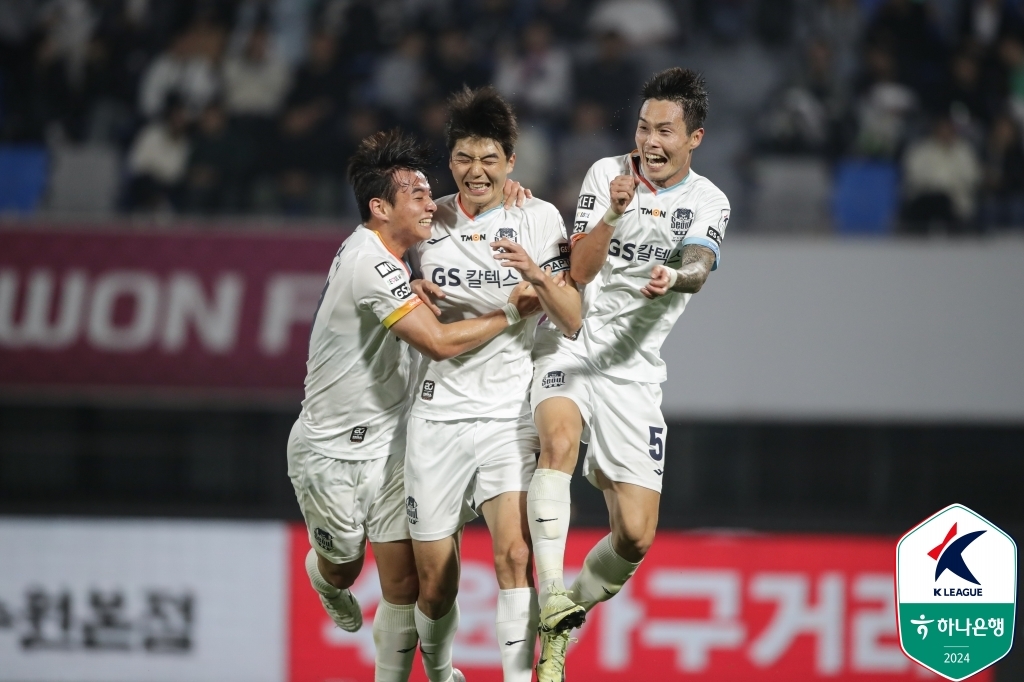 기성용(가운데)의 골에 기뻐하는 서울 선수들