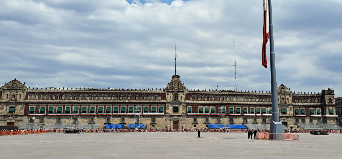 멕시코시티 소칼로 광장에서 바라본 멕시코 대통령궁