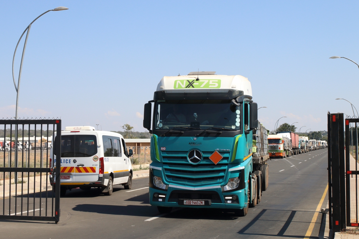 보츠와나서 잠비아로 이동하는 대형 트럭들