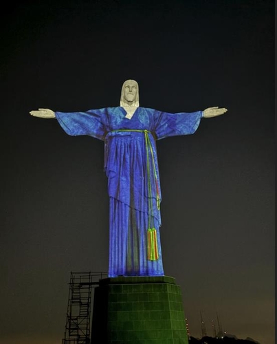 파란 한복 입은 브라질 리우 예수상…"타국 전통의상은 처음"(종합)