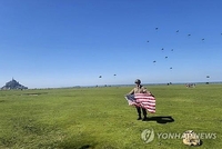 美 의원들, 노르망디작전 80주년 기념해 현장서 '낙하산 점프'