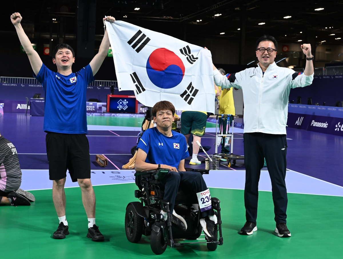 태극기 들고 세리머니하는 정호원