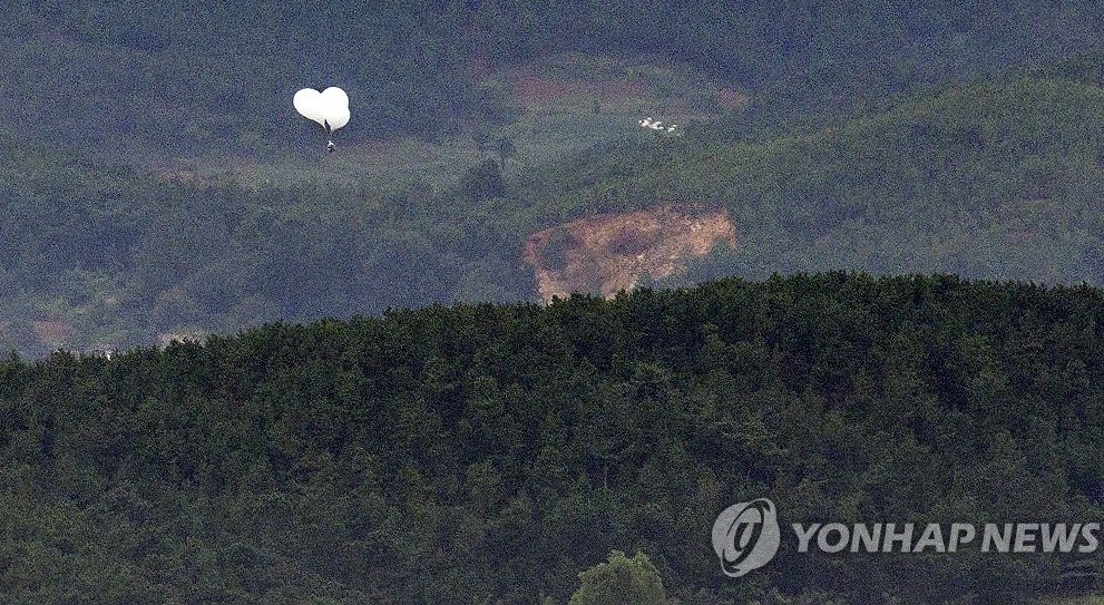 쓰레기 풍선 살포하는 북한