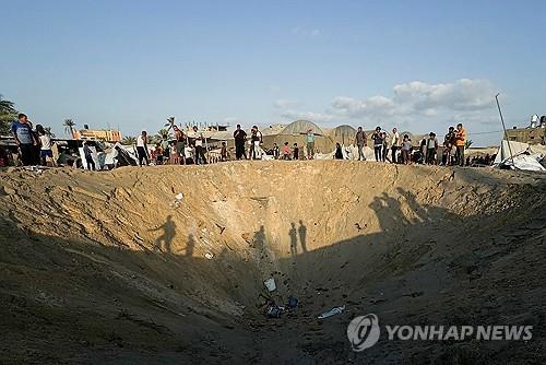 이스라엘군의 미사일 폭격으로 생긴 깊이10ｍ 정도의 구덩이 [로이터연합뉴스. 재판매 및 DB 금지] 