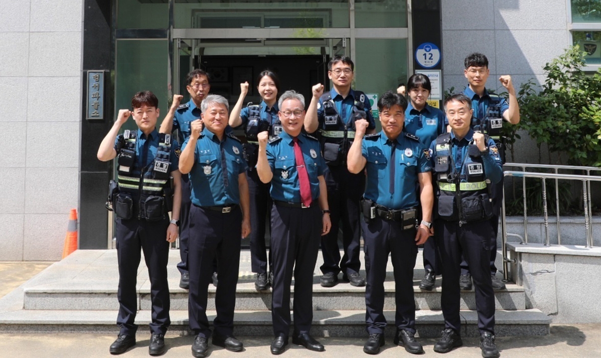 지구대 경찰관들과 파이팅 외치는 정상진(가운데) 울산경찰청장