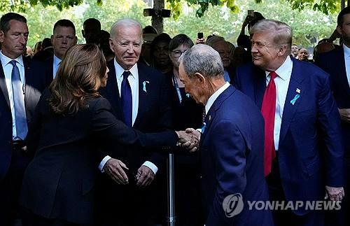 악수하는 미 민주당 대통령 후보 해리스와 공화당 후보 트럼프