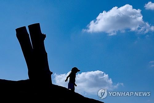 서울 종로구 열린송현 녹지광장에서 한 어린이가 언덕에 올라가 있다. 