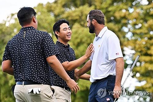 셰플러와 인사를 나누는 김주형과 임성재.