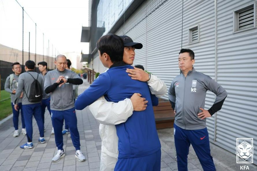 부상으로 대표팀에서 소집해제된 황희찬이 백승호와 작별 인사를 나누는 장면