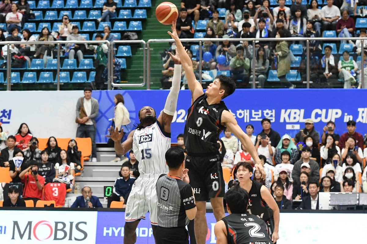 10월 6일 제천체육관에서 열린 KCC와 kt의 KBL 컵대회 경기 모습