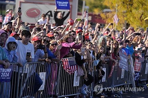 맥도날드 방문한 트럼프 보기 위해 모인 지지자들