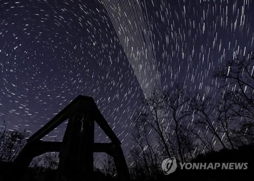 밤하늘 수놓은 스타링크 위성들의 빛나는 궤적