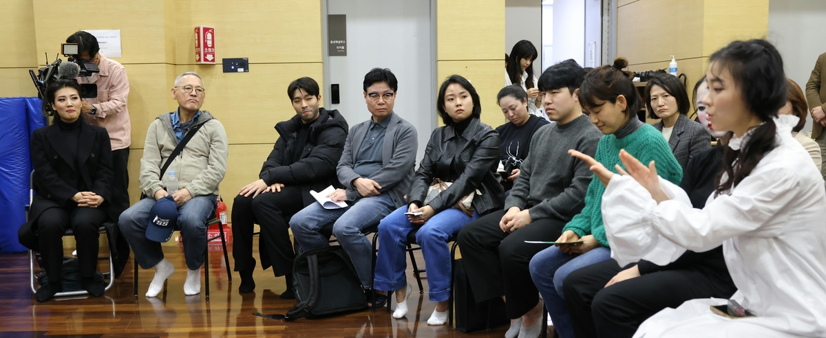 Minister of Culture, Sports and Tourism Yoo In-chon encouraging members of the National Theater Company's youth education group.