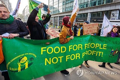 European farmers protesting in Brussels, Belgium, where the EU headquarters is located, on the 13th. 