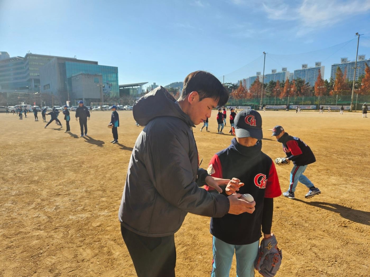 학생을 지도하는 롯데 투수 김진욱