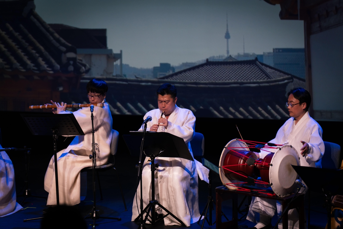 밑도드리 주제 인공지능 합주 초연하는 연주자들