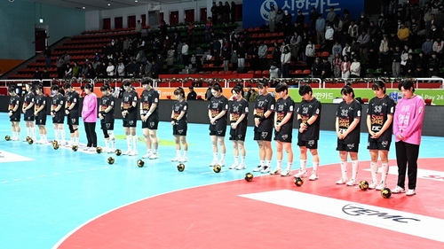 1일 경기 시작 전 묵념하는 선수들.