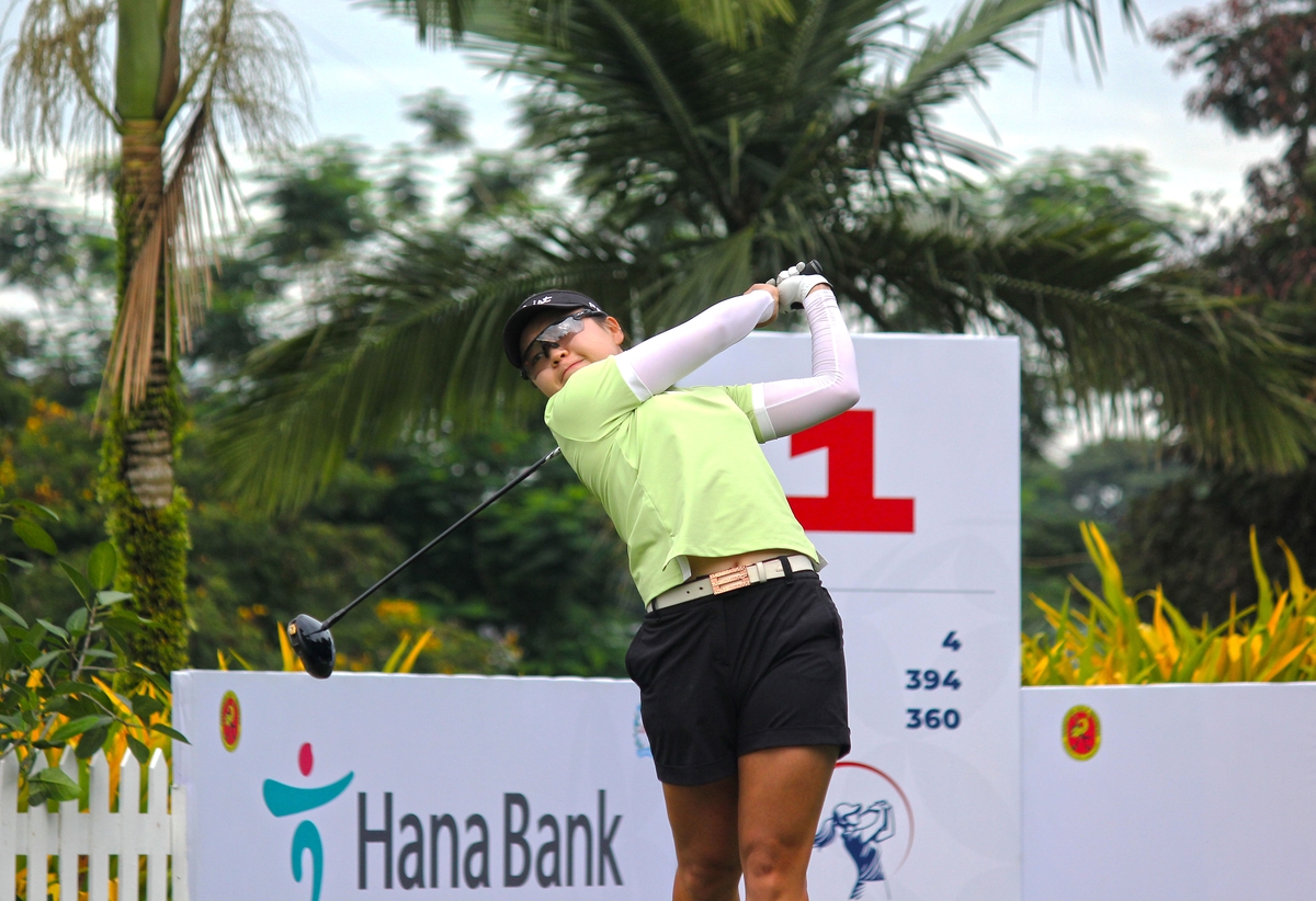 KLPGA 드림투어 인도네시아 여자오픈 1라운드에서 티샷하는 김소정