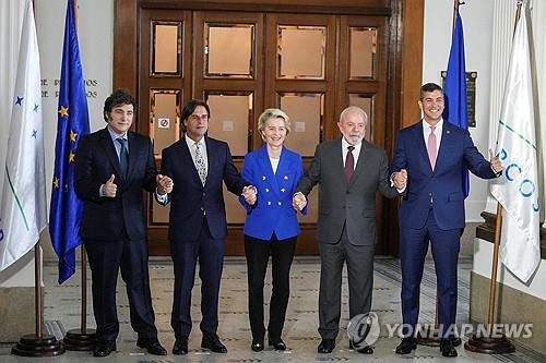 유럽연합(EU)과 메르코수르(MERCOSUR·남미공동시장) 간 자유무역협정 타결(몬테비데오 우루과이 로이터=연합뉴스) 우루과이 몬테비데오에서 지난해 12월 6일(현지시간) 열린 메르코수르 정상회의에 참석한 우르줄라 폰데어라이엔 EU 집행위원장. 