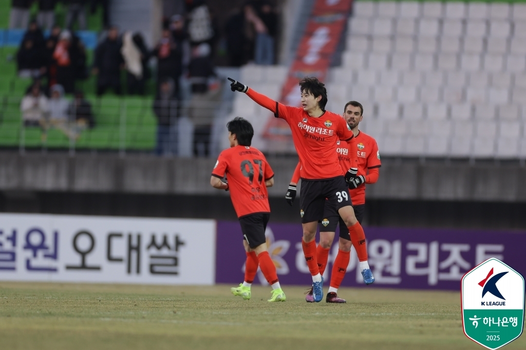 강원FC 이지호의 득점 세리머니 모습.