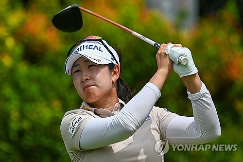 티샷한 뒤 공의 방향을 쫓는 김아림.