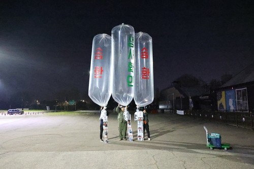 전단 날리는 납북자가족