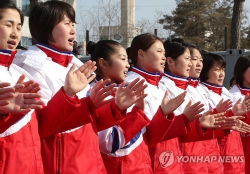 평창 동계올림픽에서 '반갑습니다'를 부르는 북한 선수들