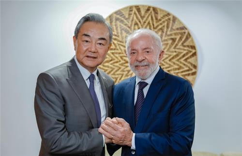 지난달 30일 브라질서 만난 왕이 중국 외교부장과 룰라 브라질 대통령