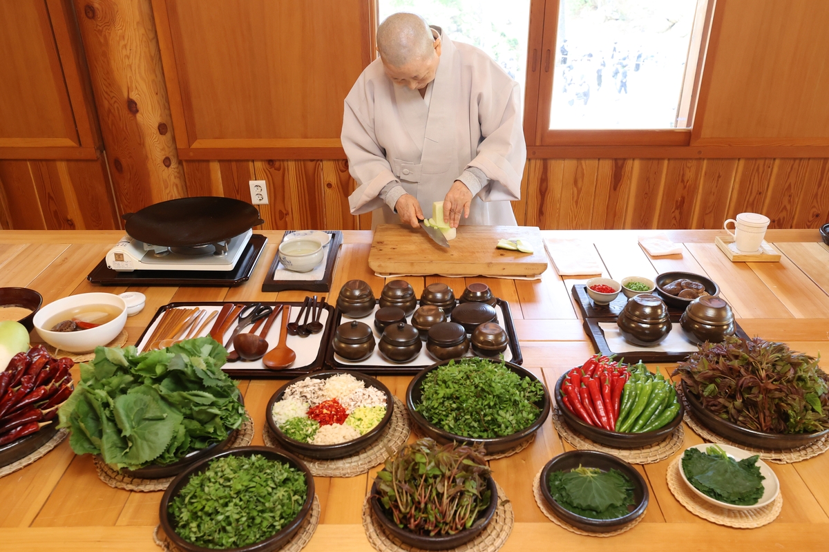 사찰음식 만드는 진관스님